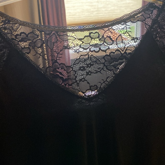 Super Soft V-Neck Lace Sleeve Top - Picture 4 of 6